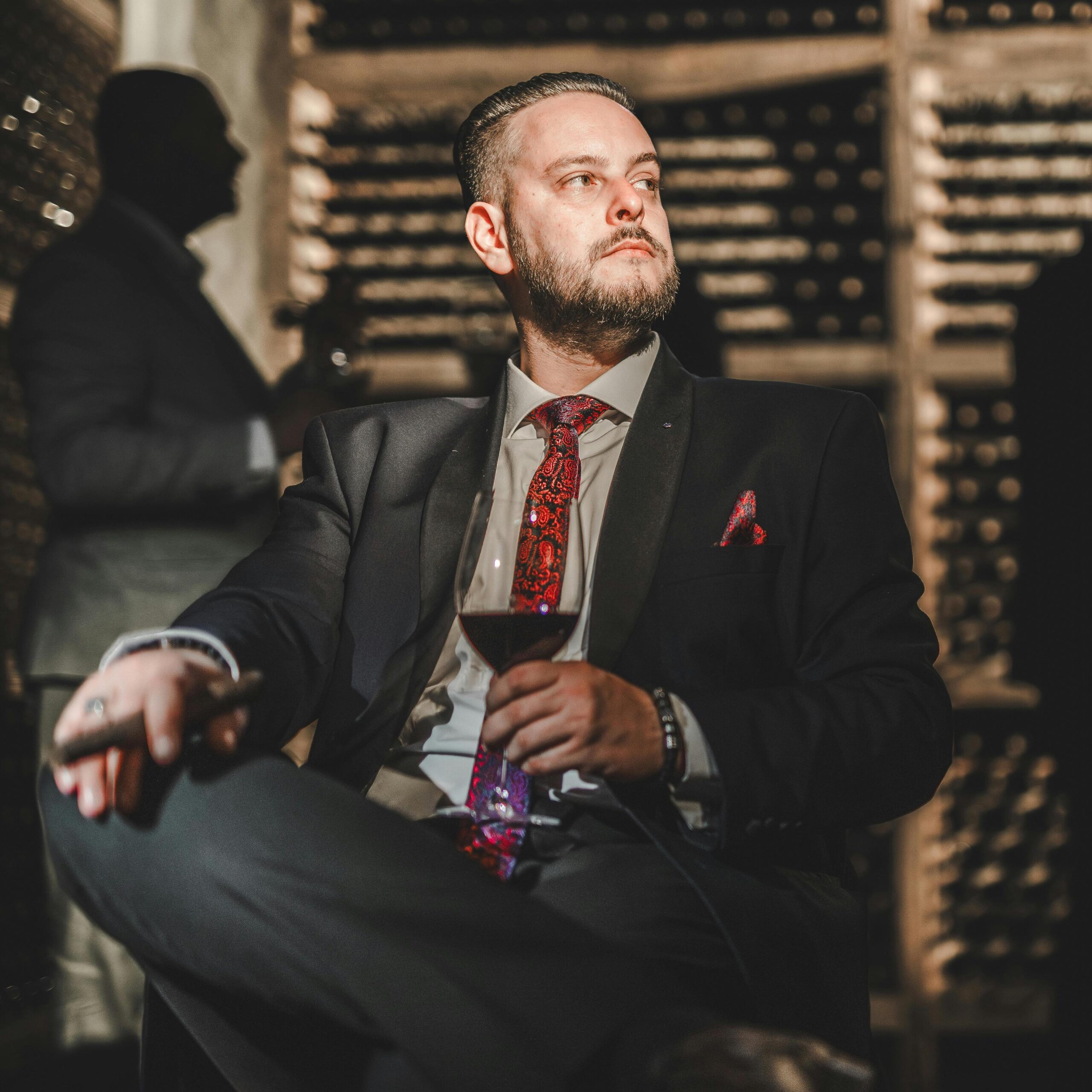 Borászat tulajdonos szivarral, borral. Fotó: Pexels, Luca Istrate