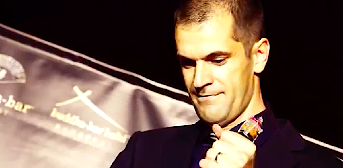 Borsos Gergely világrekorder 15 literes pezsgőspalack karddal