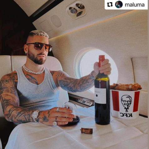 Maluma énekes sztár repülőn Sauska-borral