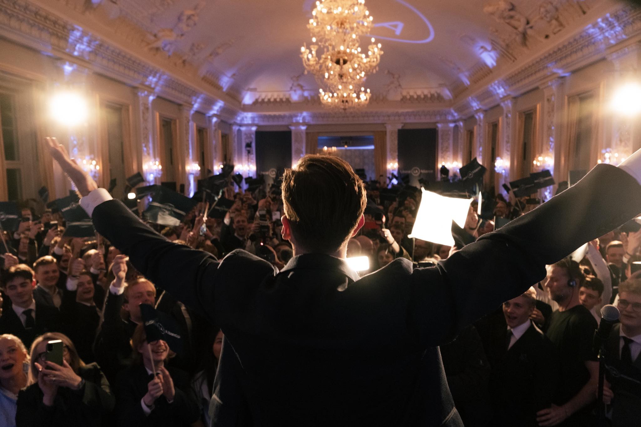 Dán politikus kokain helyett bort fogyaszt