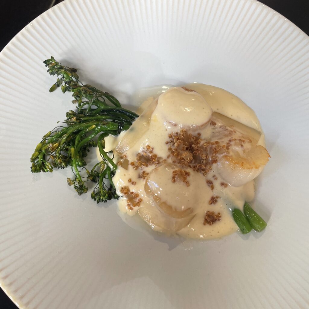 A harmadik legnagyobb, és egyben a legélhetőbb spanyol város bőven megér egy utat, s ha már ott vagyunk, a Rebel Kitchen & Bar kihagyhatatlan. „Mi a lelket tápláljuk”, mondják a tulajdonosok, és tényleg, mi boldogan álltunk fel az asztaltól.