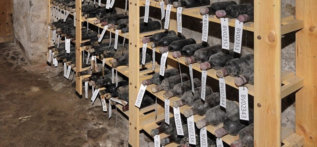 Chateau d'Yquem borok egy cseh kastély kápolnájának padlója alatt