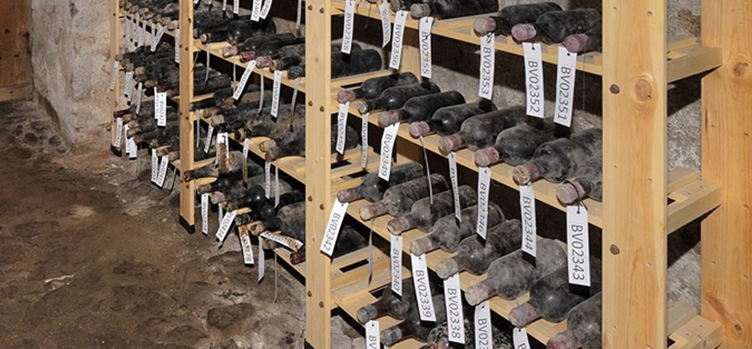 Chateau d'Yquem borok egy cseh kastély kápolnájának padlója alatt